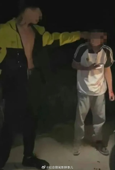 海南一男子深夜在街头掌掴并殴打无辜男孩，引发社会关注和谴责